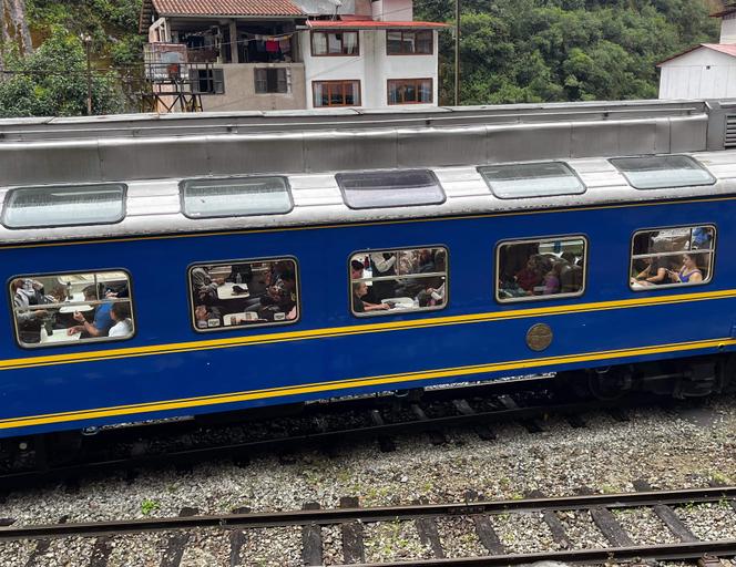 Des touristes à bord d’un train quittant la gare de Machu Picchu Pueblo (Pérou), le 27 janvier 2024. 
