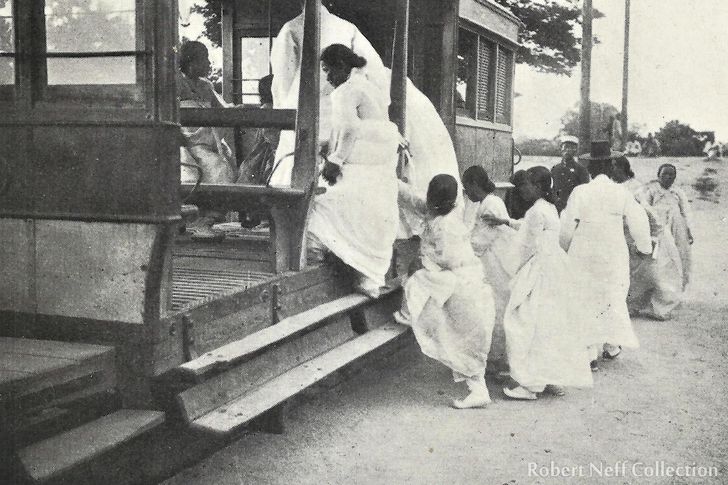 Women board a streetcar in Seoul in 1900. Robert Neff Collection