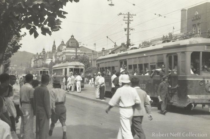 Passengers waiting to board streetcars in downtown Seoul in the late 1950s / Robert Neff Collection