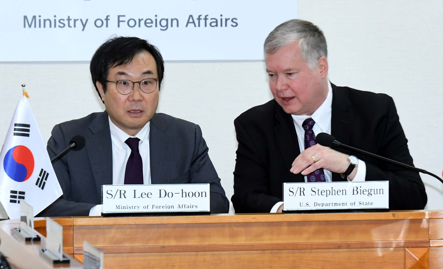 이도훈(왼쪽) 외교부 한반도평화교섭본부장과 스티브 비건 미국 국무부 대북정책특별대표가 10일 오전 서울 종로구 세종대로 외교부 청사에서 열린 한미 워킹그룹회의에서 대화하고 있다. 2019.5.10 / 뉴스1