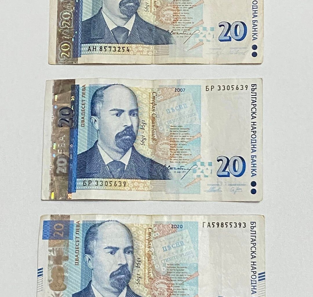 Отидох вчера до банкомата да изтегля пари и той ми даде трите поколения на двадесетолевката ( 1999, 2007,2020)
