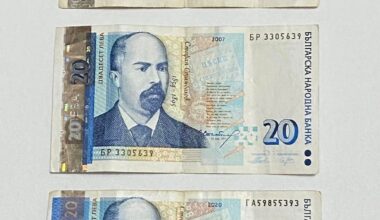 Отидох вчера до банкомата да изтегля пари и той ми даде трите поколения на двадесетолевката ( 1999, 2007,2020)