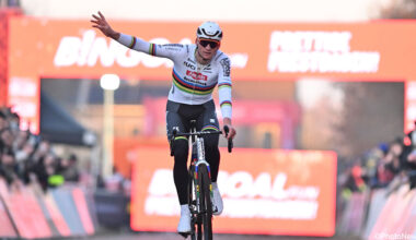 Eén klein foutje bleek genoeg: Mathieu van der Poel rekent na heerlijke tweestrijd af met Thibau Nys in Gavere