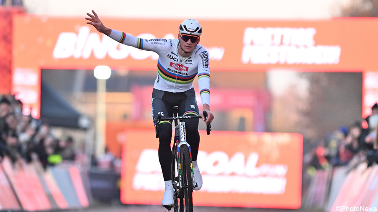 Eén klein foutje bleek genoeg: Mathieu van der Poel rekent na heerlijke tweestrijd af met Thibau Nys in Gavere