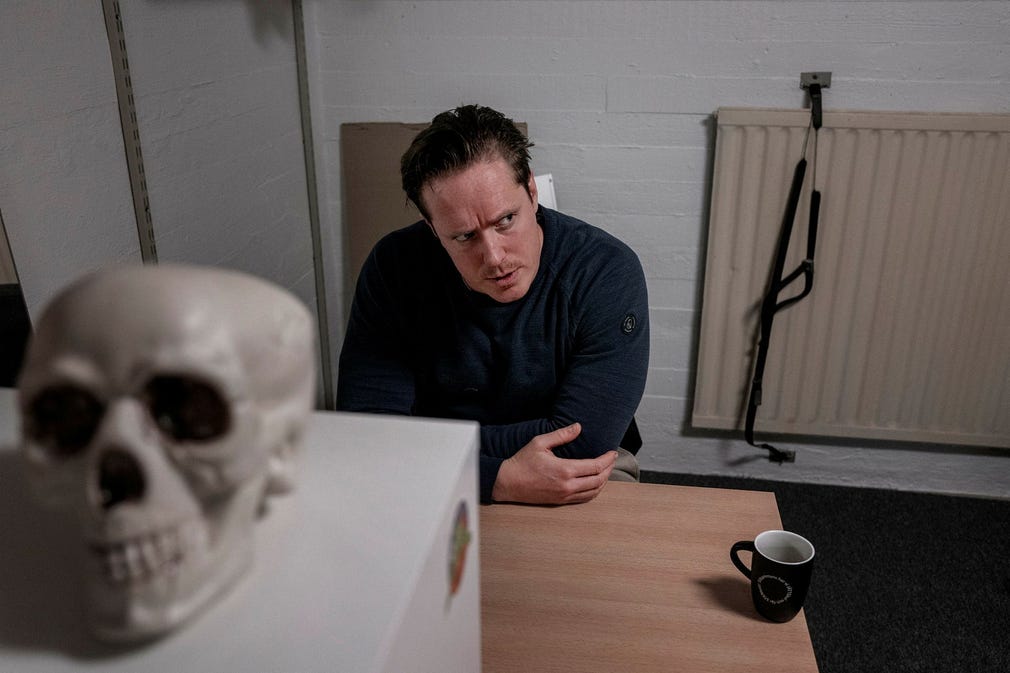 ”Skola är kanske ett forum där man kan hjälpa kids att inte hamna i kriminalitet. Har skolan någon möjlighet att ta ansvar för det? Nej, vi kan bara göra vårt bästa”, säger fritidsledaren Filip Ekström.