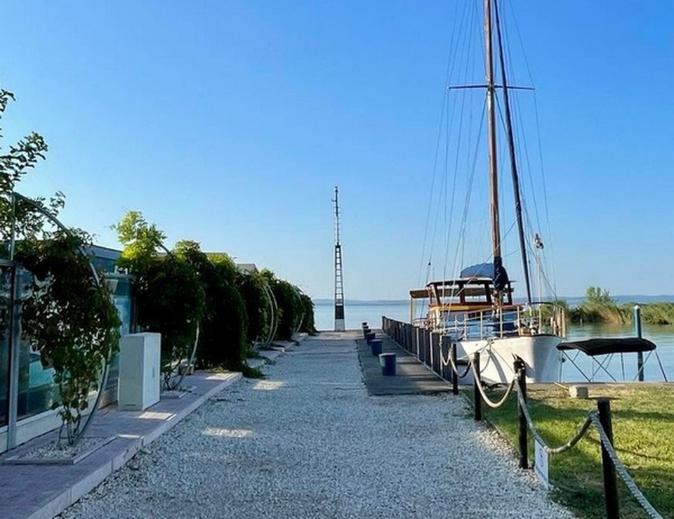 A BAHART mólóra vezető sétány. Forrás: Balatoni KaPoCS - CSPK Egyesület (Építészfórum archívum)
