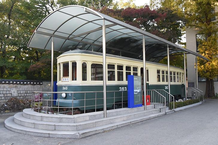 A streetcar is displayed at the National Children’s Science Center in northeastern Seoul, Oct. 20, 2022. Korea Times photo by Jon Dunbar