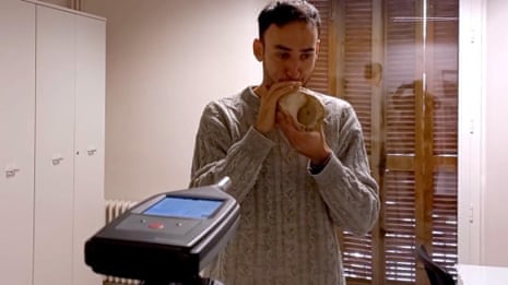 Miquel López García plays the conch – video 