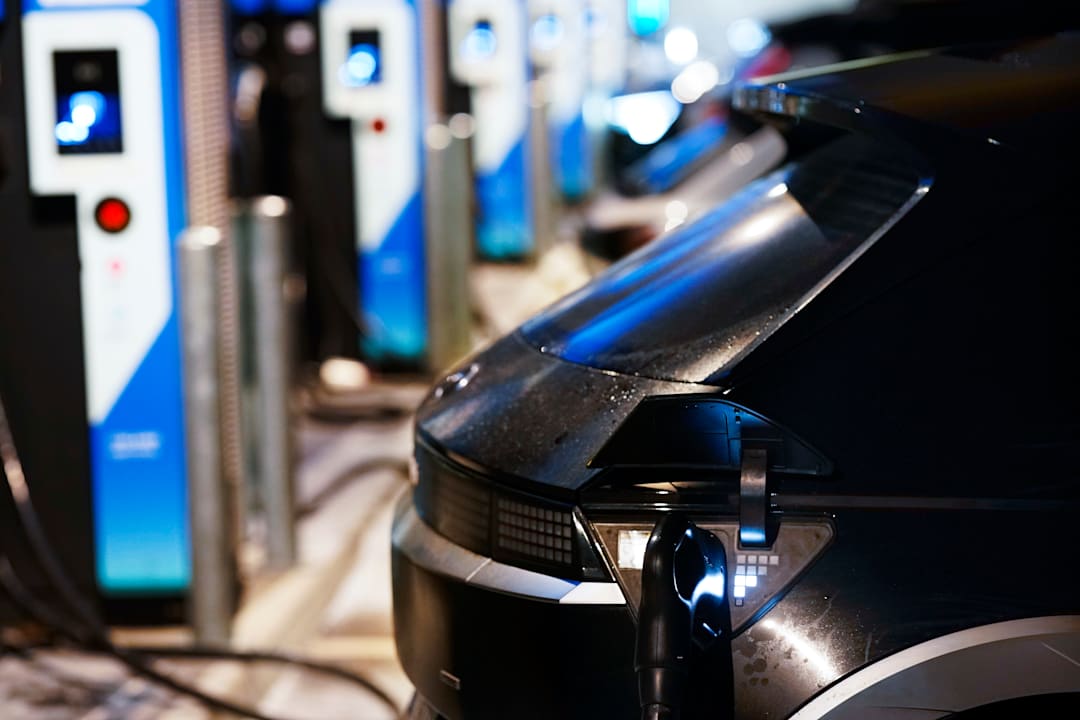 Nå kan det bli krav om at alle ladestasjoner skal ta bankkort