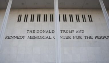 Sorra mondják le a művészek a fellépéseiket a Trump miatt átnevezett kulturális központban