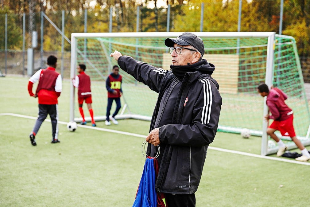 Tränaren Hector Valeria har varit närvarande i Biskopsgården i över två decennier.