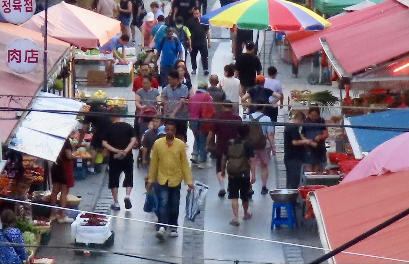 People walk through a traditional market in Ansan, Gyeonggi, on July 29. [JOONGANG ILBO]