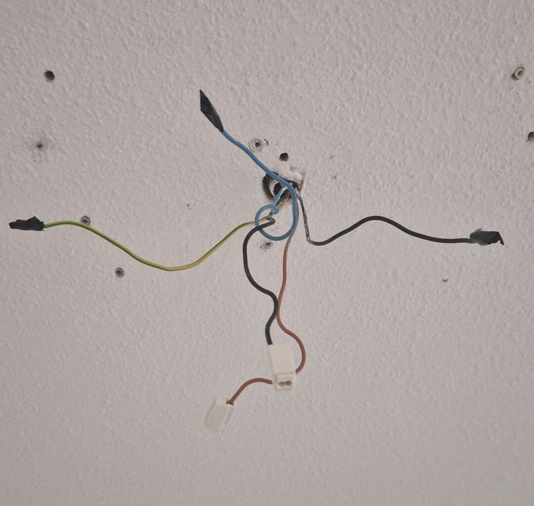 Hooking up ceiling lights in new appartment