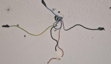 Hooking up ceiling lights in new appartment