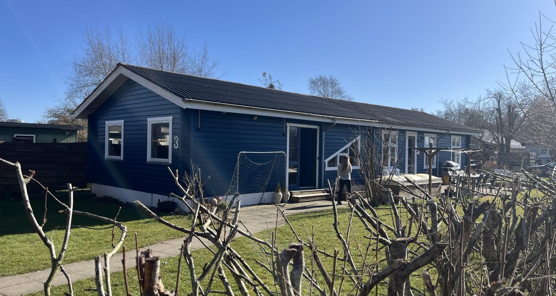 100 kolonihaveejere taber stor sag - tvunget til at fjerne dele af deres huse [Vejle Kommune har vundet sagen mod Kolonisternes Haveforening, hvor der har været kolonihaver over den tilladte størrelse.]