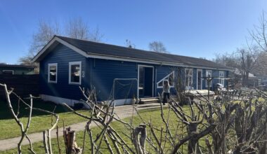 100 kolonihaveejere taber stor sag - tvunget til at fjerne dele af deres huse [Vejle Kommune har vundet sagen mod Kolonisternes Haveforening, hvor der har været kolonihaver over den tilladte størrelse.]