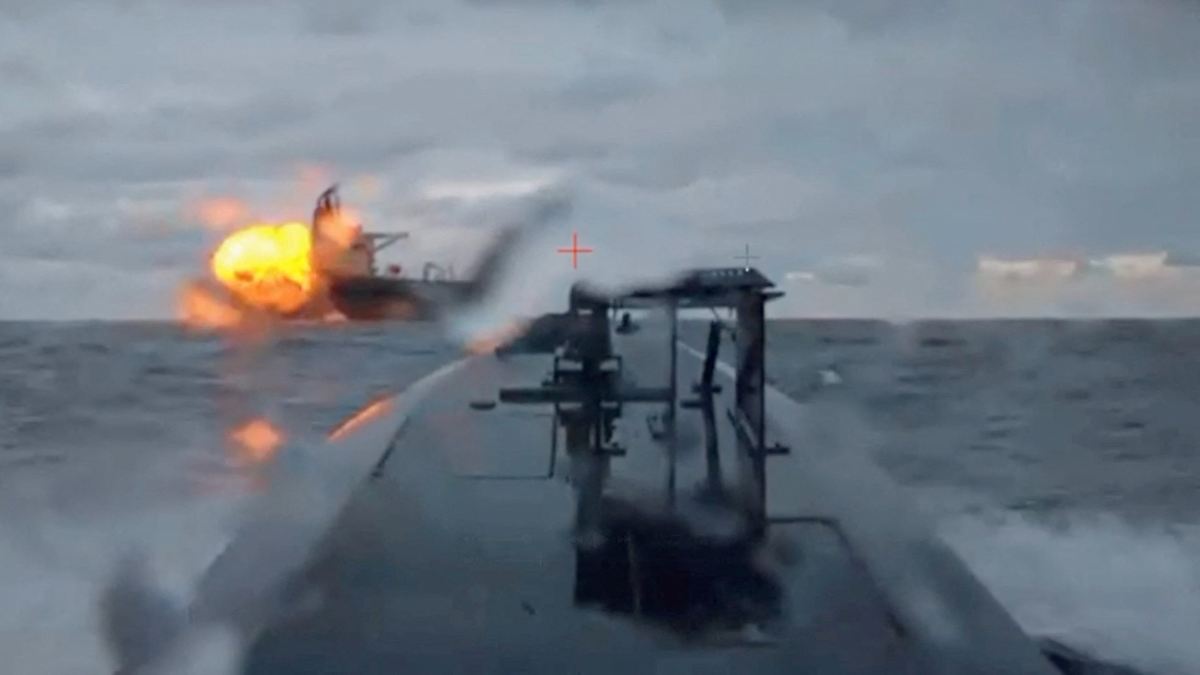 Explosion im Schwarzen Meer: Ukraine greift Schattenflotte-Tanker mit Seedrohnen an