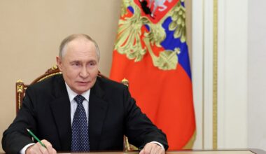 US envoys headed to Moscow to discuss Ukraine peace plan with Putin | Russia-Ukraine war News