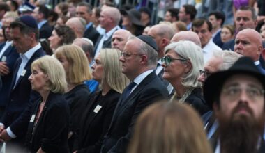 Austrália si minútou ticha uctila obete streľby z pláže Bondi