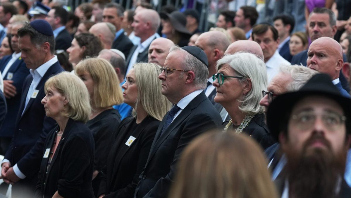 Austrália si minútou ticha uctila obete streľby z pláže Bondi