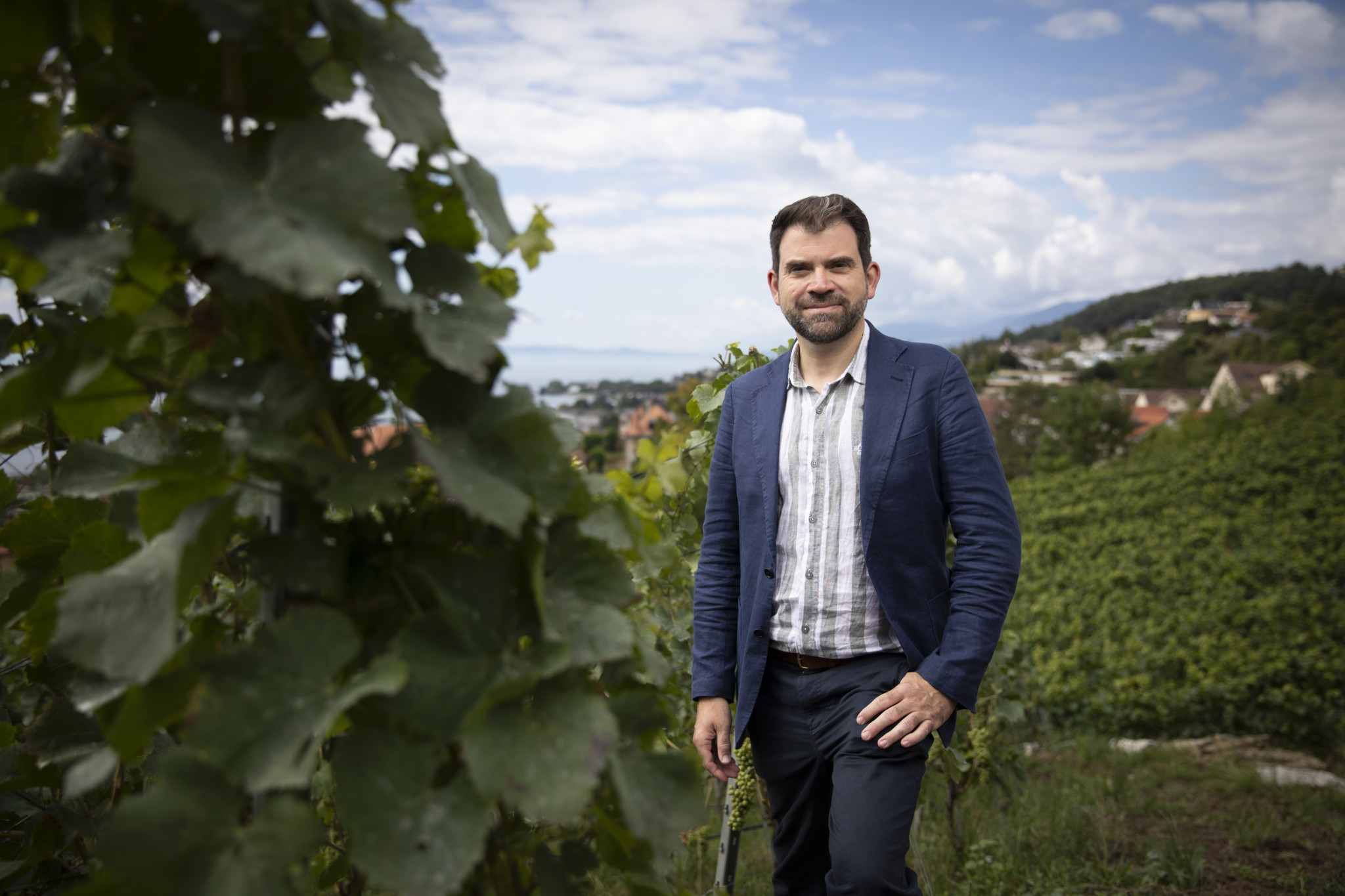 Damien Cottier, président de la Fédération suisse des vignerons, debout dans sa vigne à Hauterive, le 31 juillet 2025.