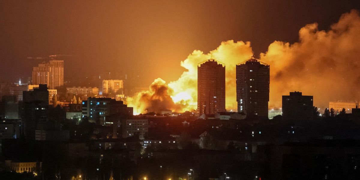 Explosionen und Verletzte in Kyjiw – Selenskyj trifft Trump in Florida