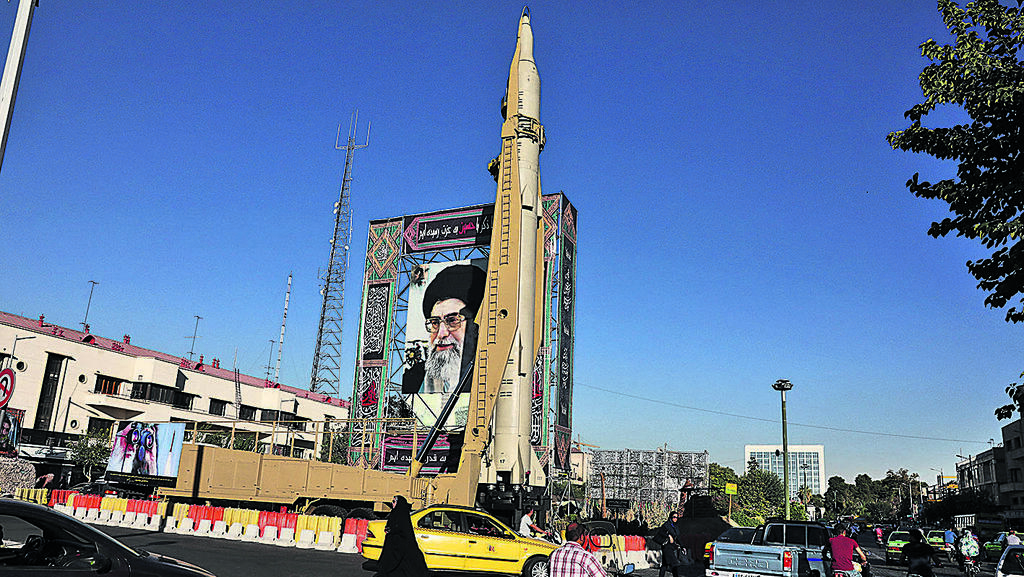 Iranian missile showcased in the middle of Tehran (Photo: Vahid Salemi/AP) טיל בטהרן