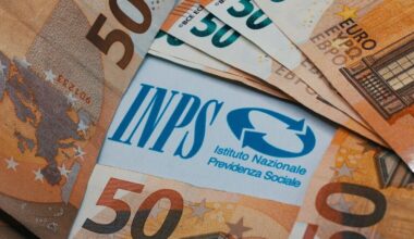 Manovra, doppia stretta sulle pensioni dal 2032: per le "finestre mobili" e riscatto della laurea