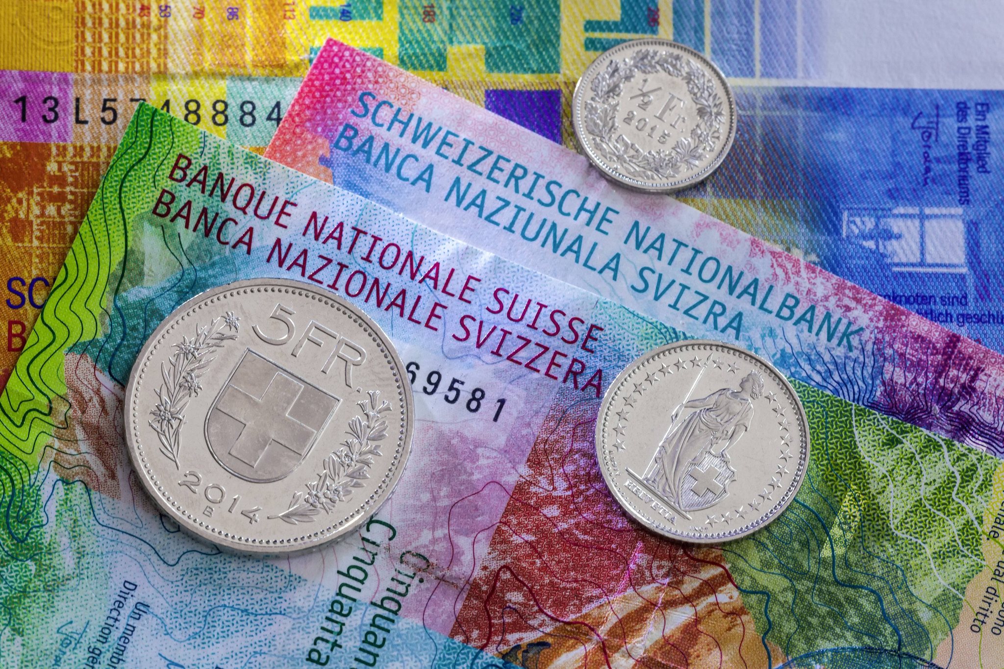 Mélange de billets et pièces suisses, y compris la neuvième série de billets de 20 et 50 francs, réputée pour sa sécurité.