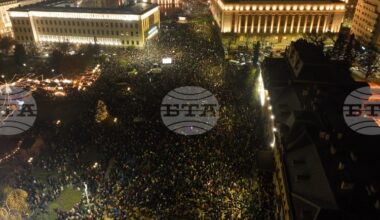 десетки хиляди хора поискаха оставката на правителството преди страната да приеме еврото