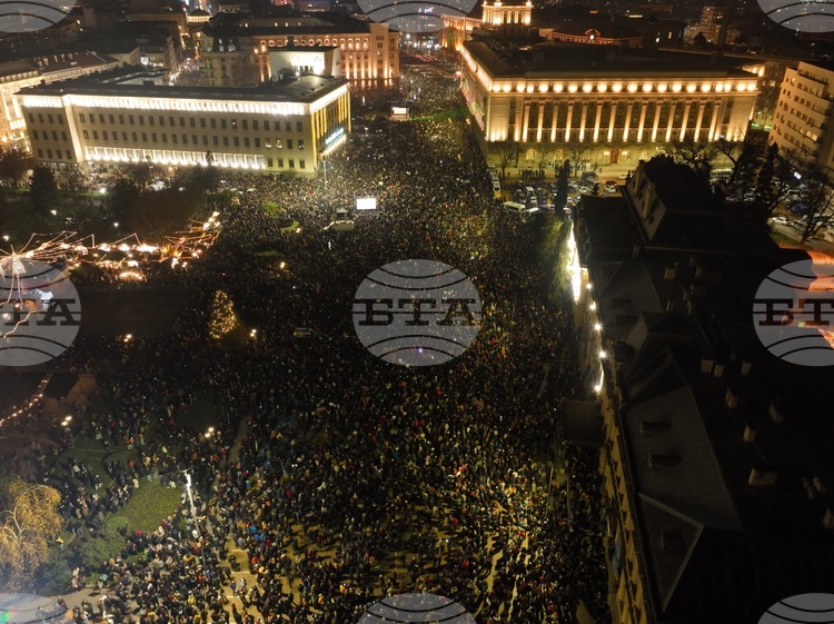 десетки хиляди хора поискаха оставката на правителството преди страната да приеме еврото