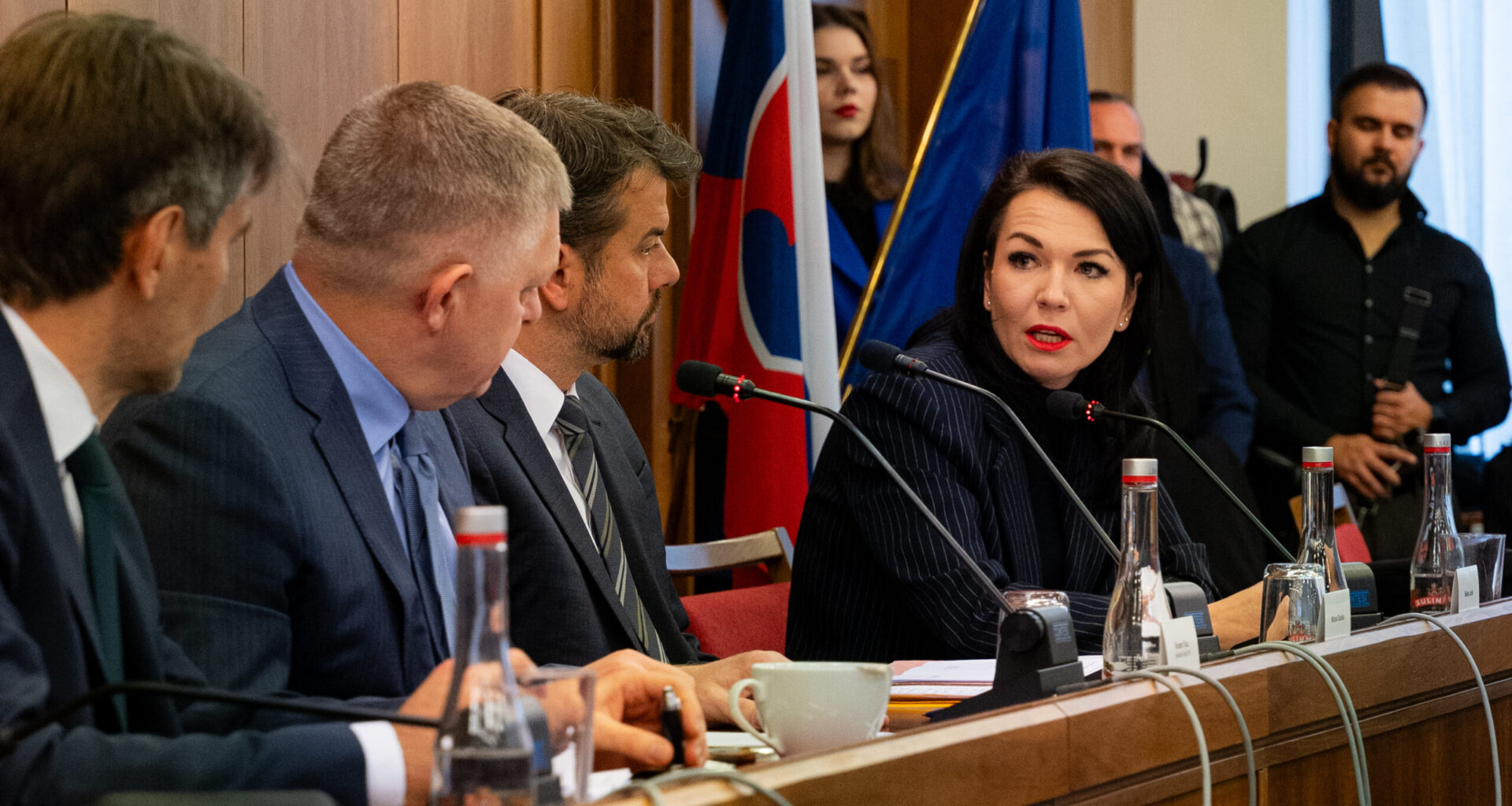 Premiér pohŕda parlamentom, jeho pozície sú nejasné a Slovensko robí irelevantným 