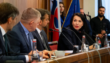 Premiér pohŕda parlamentom, jeho pozície sú nejasné a Slovensko robí irelevantným 