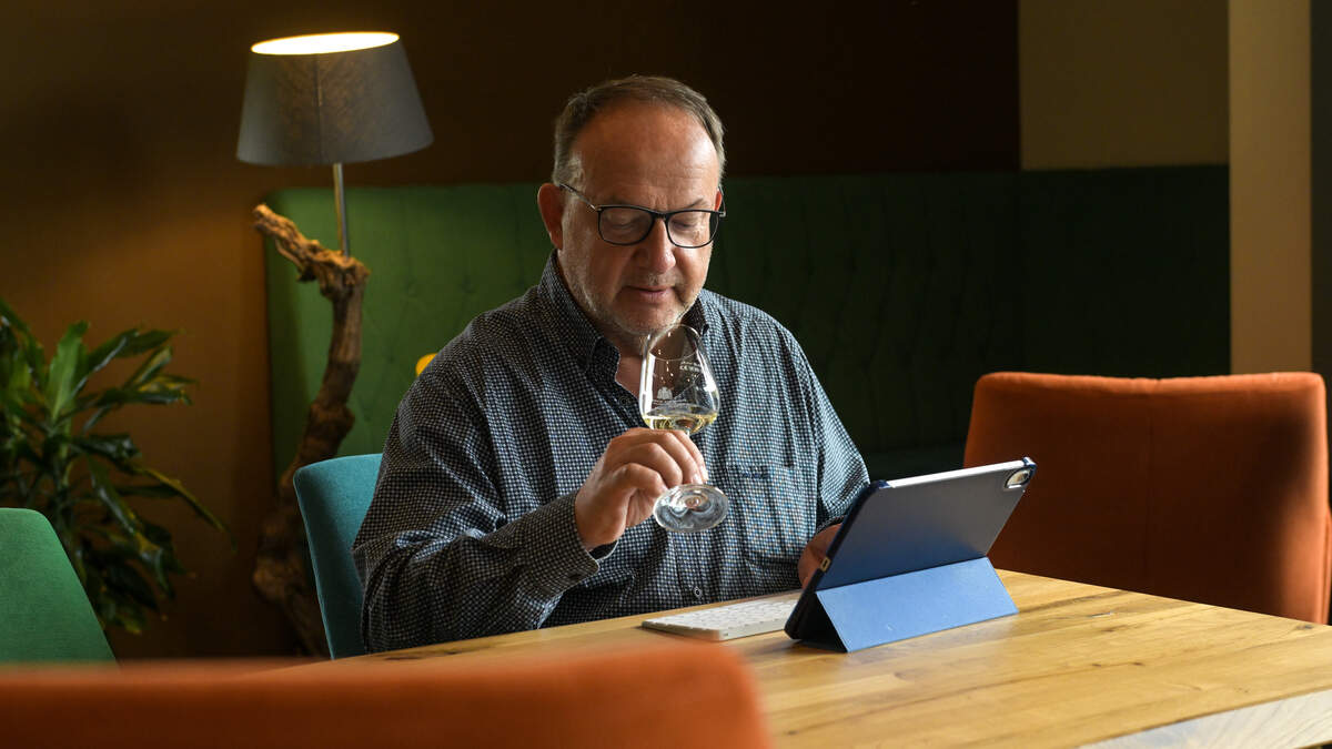 Claude François tasted over 1,000 Luxembourg wines and crémants for the Guide VinsLux 2026.