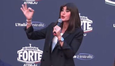 La ministra Bernini contro studenti che la contestano sul test di Medicina: “Questo dimostra tutta la vostra inutilità. Siete inutili".