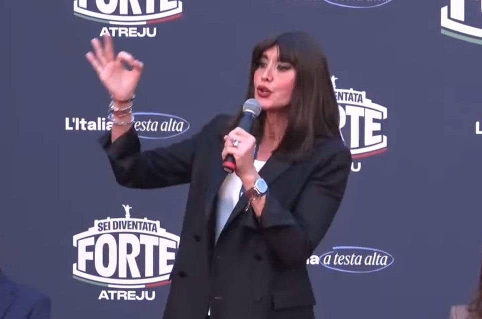 La ministra Bernini contro studenti che la contestano sul test di Medicina: “Questo dimostra tutta la vostra inutilità. Siete inutili".