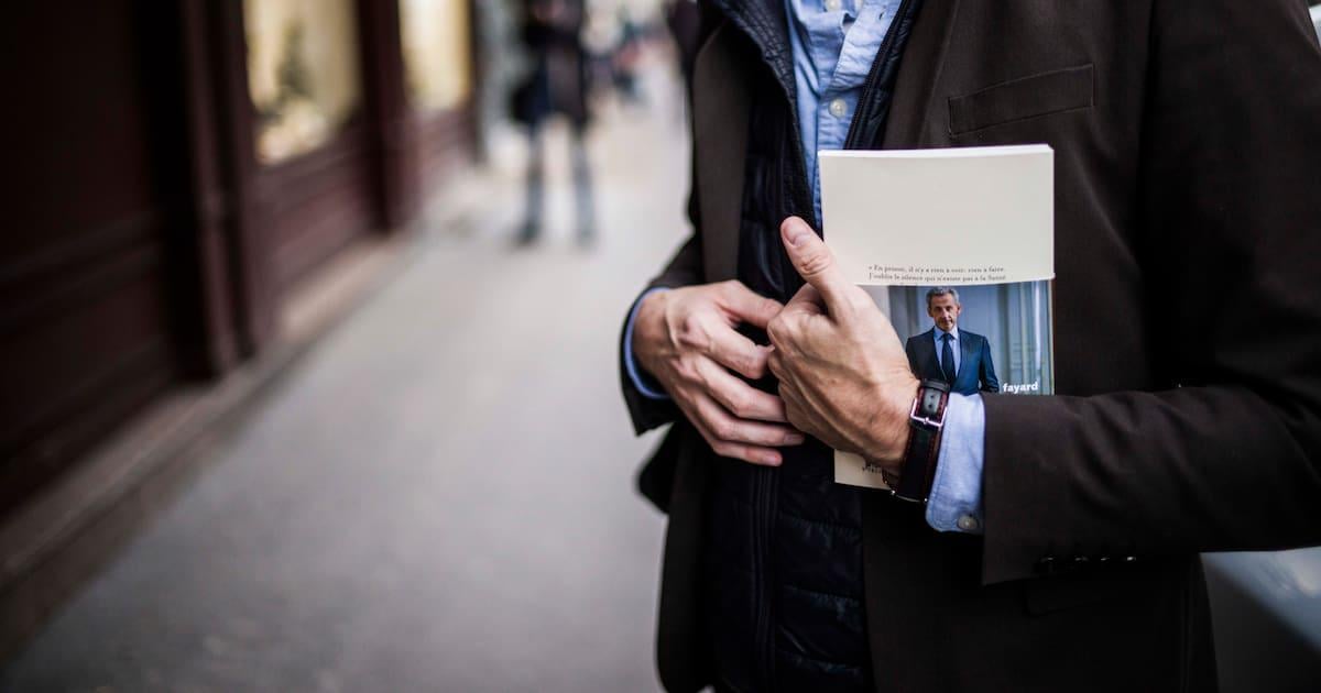 «Journal d’un prisonnier» : les bobards et arrangements de Nicolas Sarkozy, de la taille de sa cellule aux raisons de sa détention