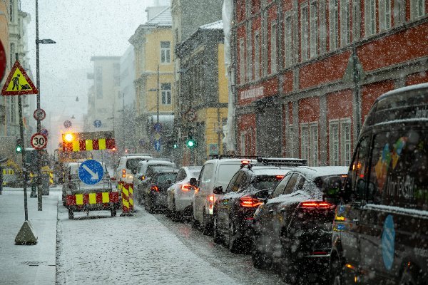 Vinter vær snø bergensvær paraply Torgallmenningen Bryggen nisselue jul juletre Sjømannsmonumentet Shetlands Larsen statue 
bil kø trafikk samferdsel rush 