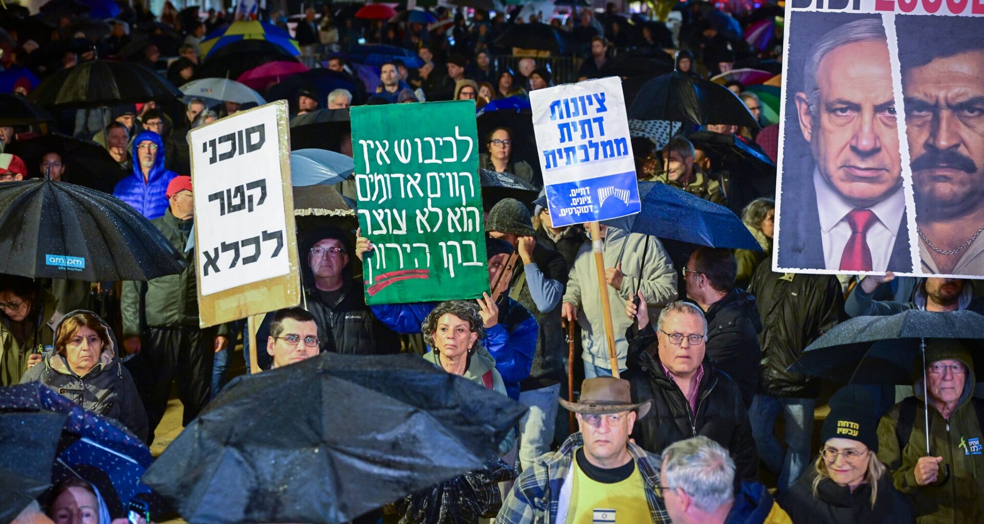 Former police chief slams Netanyahu at rainy anti-government protest in Tel Aviv