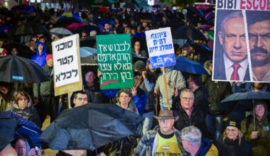 Former police chief slams Netanyahu at rainy anti-government protest in Tel Aviv