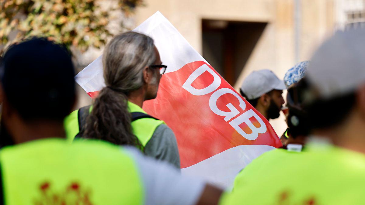 Viele arbeiten länger: Studie: Mehrheit der Deutschen wünscht sich kürzere Arbeitszeiten