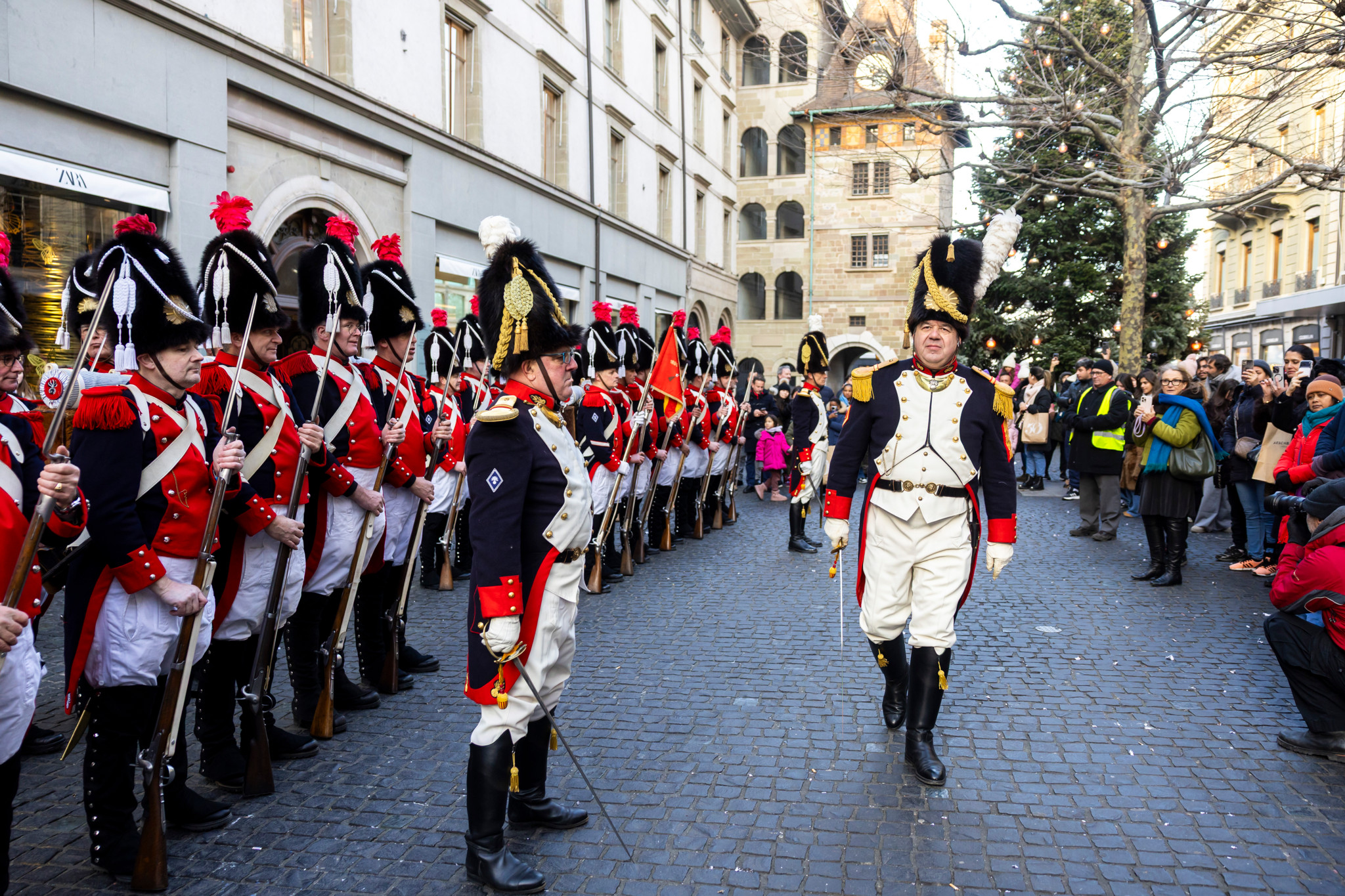 Les fusiliers de la société des Vieux-Grenadiers de Genève défilent lors de la 211e cérémonie de la Restauration de Genève, entourés de spectateurs, Genève, Suisse.