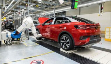 EU Auto Policy Shift Extends Hybrids but Keeps EVs Central