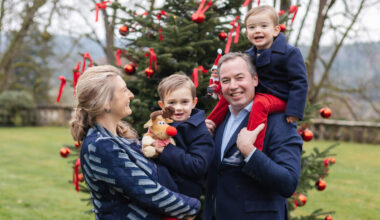 Das großherzogliche Paar mit seinen beiden Söhnen vor dem festlich geschmückten Christbaum im Garten von Schloss Fischbach.