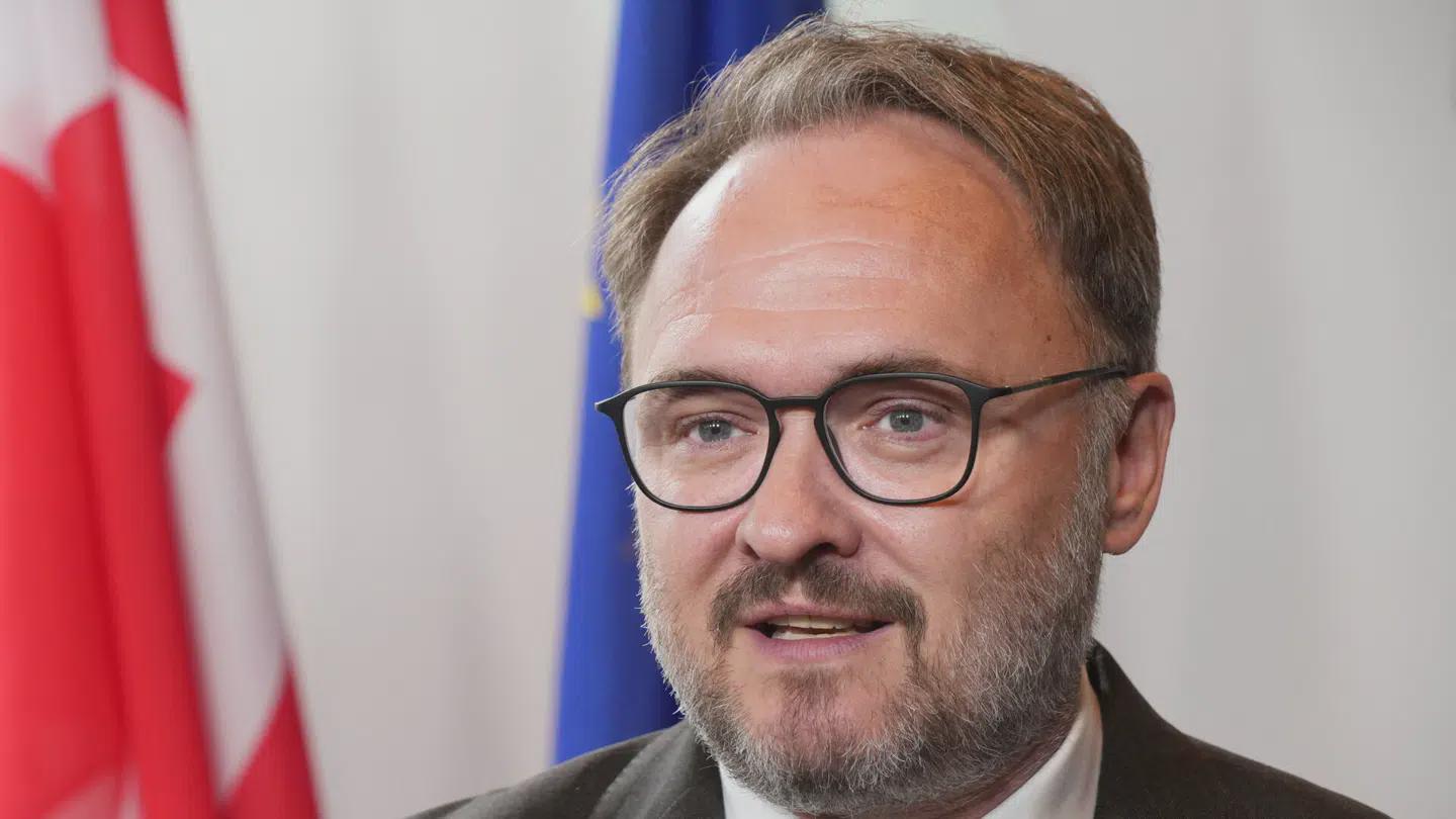 Dan Jørgensen i julebommert: Nu sletter han [Brugte AI til at skrive julehilsen til sine følgere.]