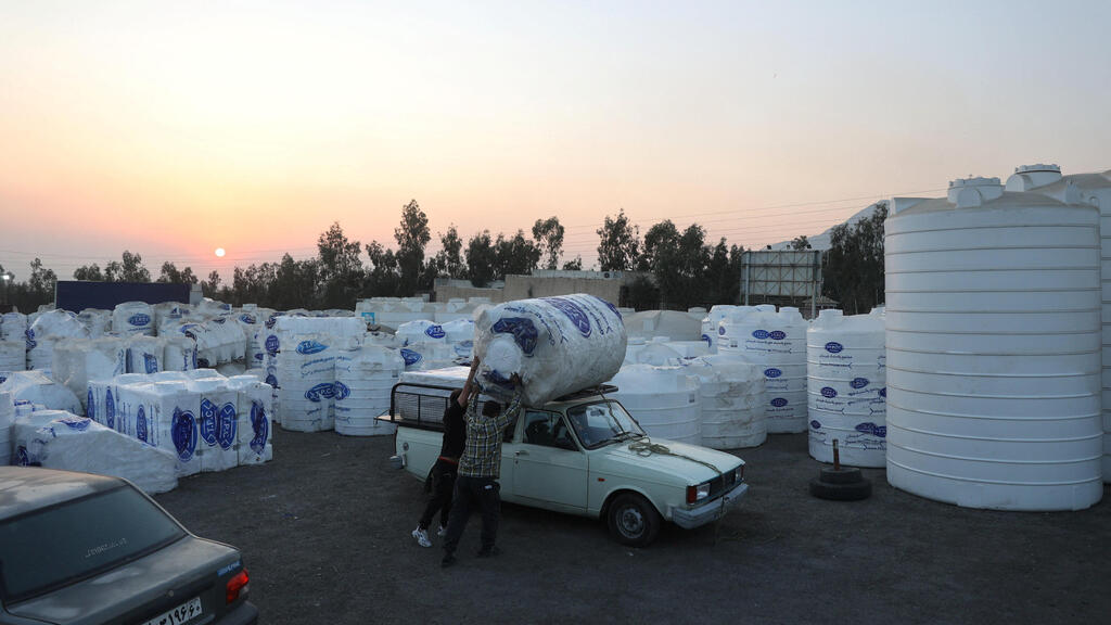 Iranians are purchasing water storage tanks to cope with the shortage (Photo: Majid Asgaripour/WANA via Reuters) מכירת מכלים לאגירת מים ב טהרן איראן בצורת