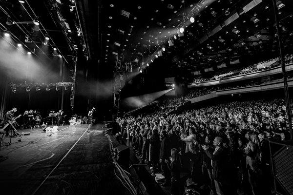 Препълнената зала 1 на НДК, където Лили Иванова изнесе концертите си
СНИМКИ: ВАСИЛ КЪРКЕЛАНОВ, ИНА ЯНЕВА И ИСКРЕН КИСЬОВ