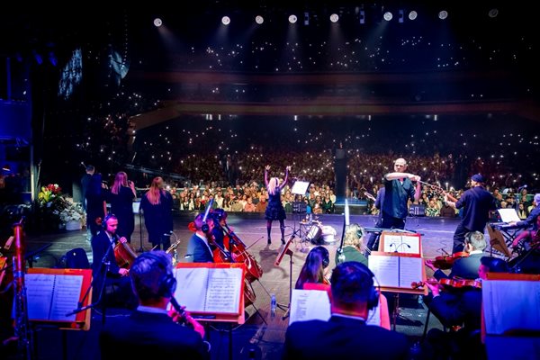 Лили Иванова с оркестъра на сцената в НДК