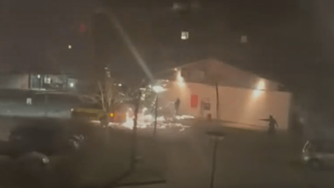 Brandmand angrebet med bomberør – "jeg bliver vred", siger ordfører. Foregik i Gjellerup parken.