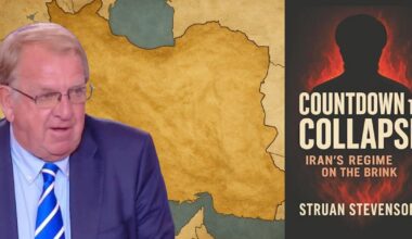 Un homme en costume est présenté devant une carte stylisée de l’Iran, à côté d’une couverture de livre évoquant l’effondrement imminent du régime iranien.
